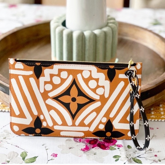 Authentic Louis Vuitton Limited Edition Caramel & Black Pochette Clutch Bag - Picture 2 of 12